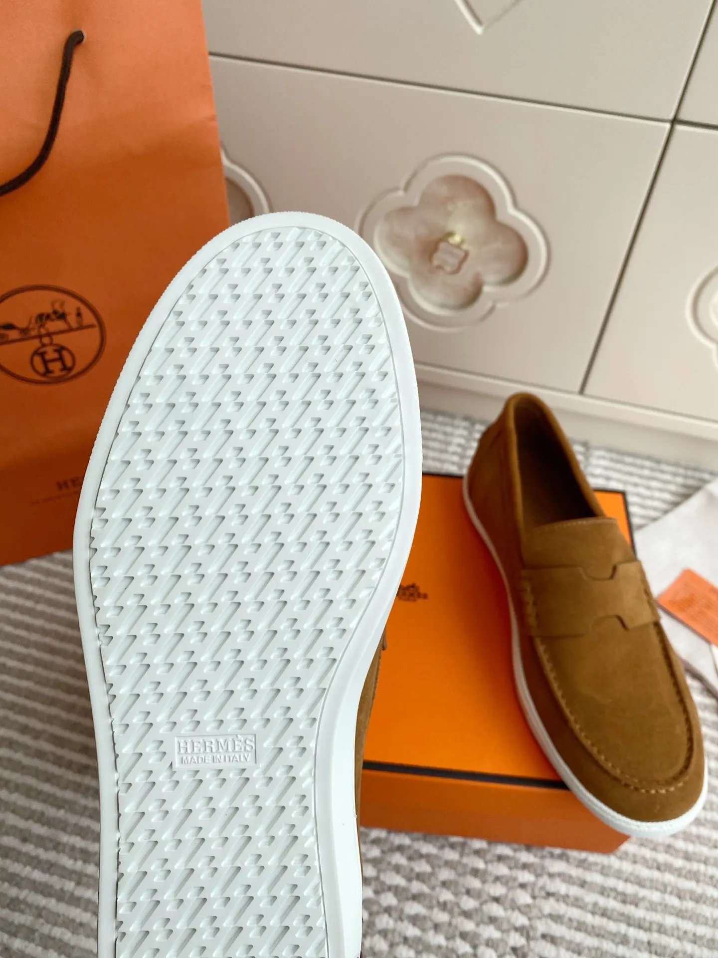 p560✨Hermes Couple Loafers｜Walking in the urban high-end, easily wearing Hermès temperament✨Who says luxury and comfort can’t have both?  This pair of H’s classic loafers really does it!  ▪️"Customized imported Yangjing fabric" is soft and delicate ▪️"Full sheepskin lining" + "soft-soled shoes" design. Your feet will be healed the moment you put them on~ It's like stepping on clouds☁️You won't feel tired after walking all day!  The iconic "H" buckle is low-key and luxurious. It is matched with a rubber outsole. It is lightweight and stylish. Whether you are commuting or shopping, you can easily achieve casual urban style🏙 Can be worn by couples. Full range of sizes, girls 35-41 | boys 39-45. Wear them together when going out. Sweet and high-end💑 Original mold opening. Details are in place. Those who understand will be attracted at a glance ️❤️ #Hermès loafers #coupleshoes #lightweight and versatile shoes